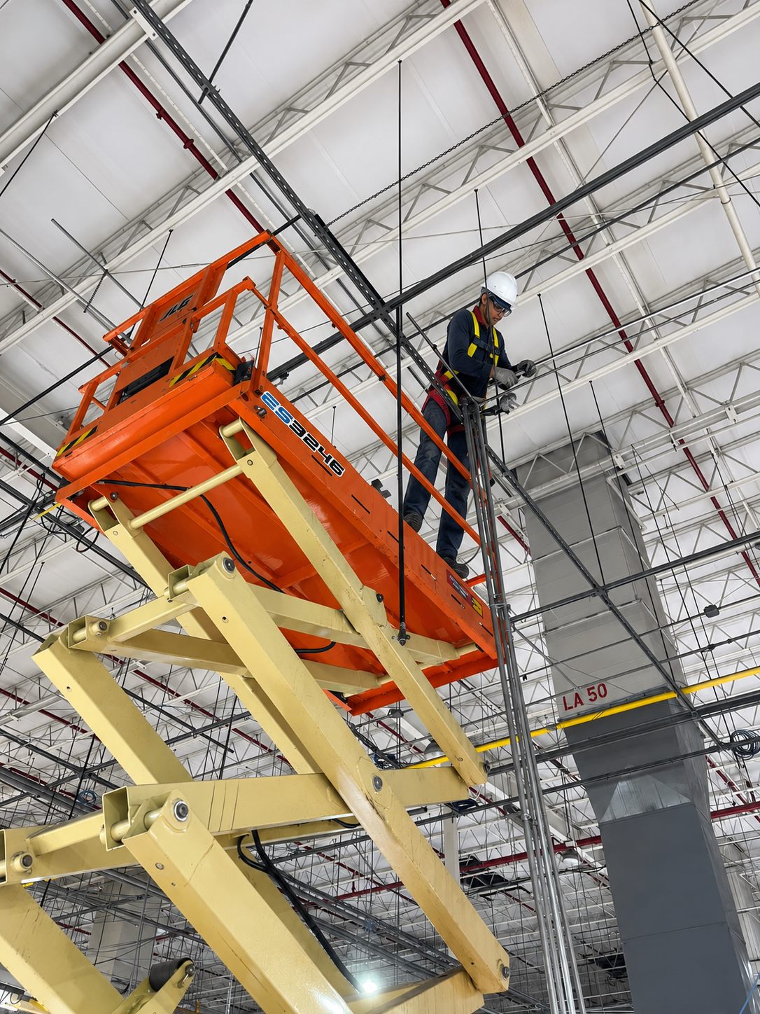 Mantenimiento eléctrico en alturas por SPRO Central